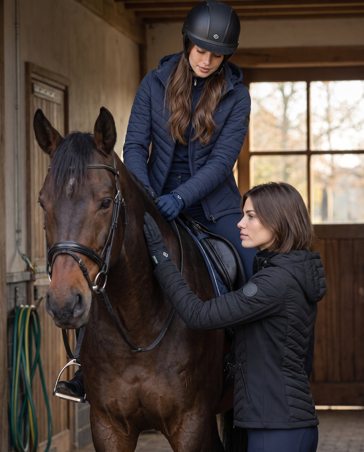 Cassini Steppjacke 2.0 in Navy und Black – zwei Models am Pferd, im Sattel und am Boden