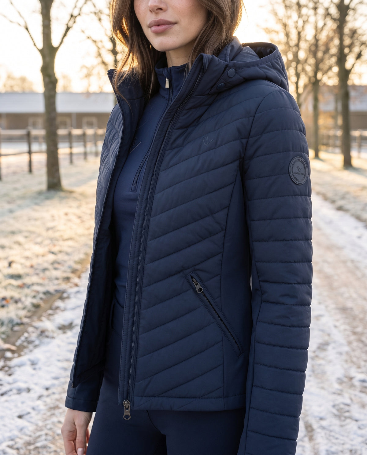 Cassini Steppjacke 2.0 Navy – getragen, Layering mit Langarmshirt im Detail