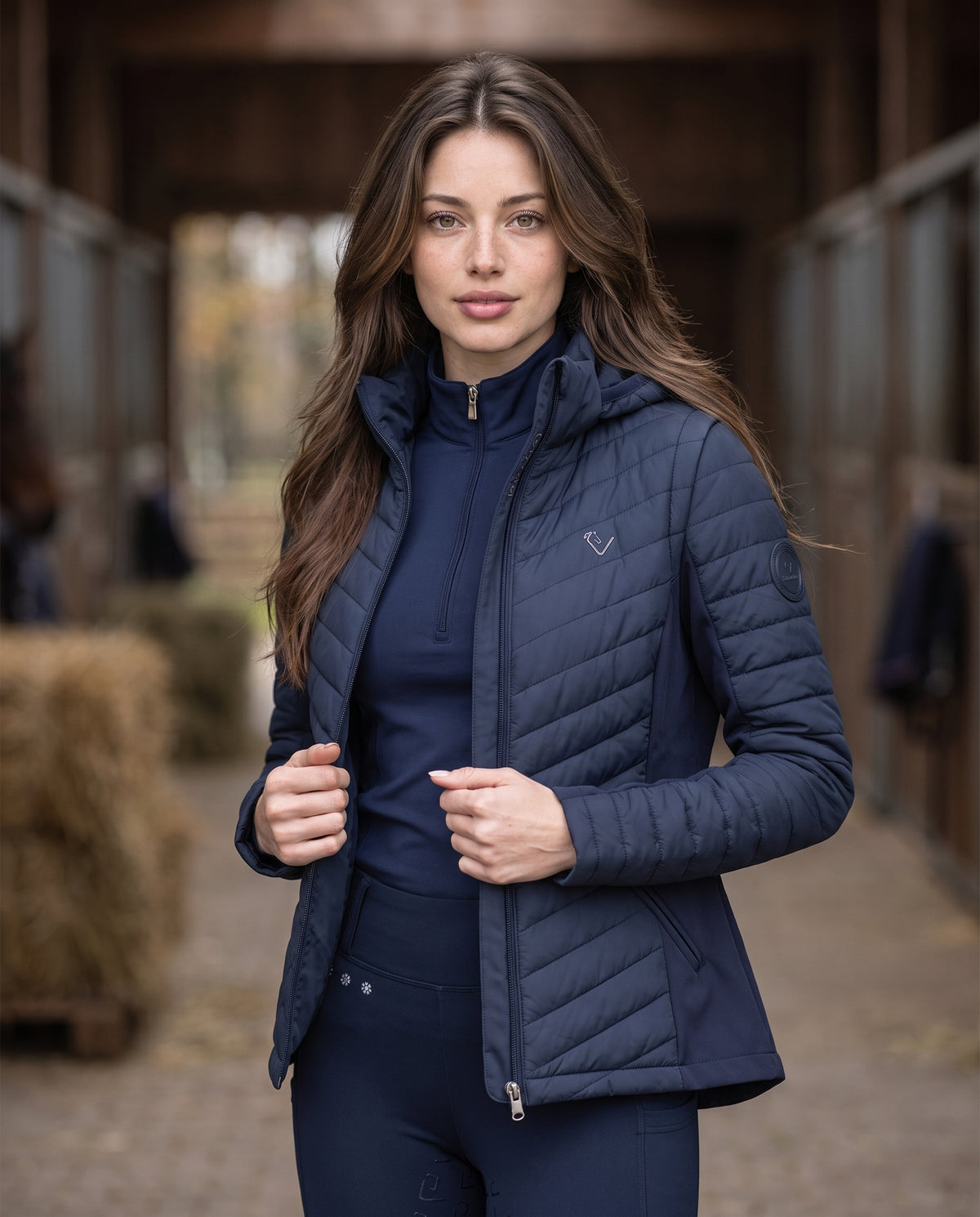 Cassini Steppjacke 2.0 Navy – offen getragen mit Langarmshirt im Stall