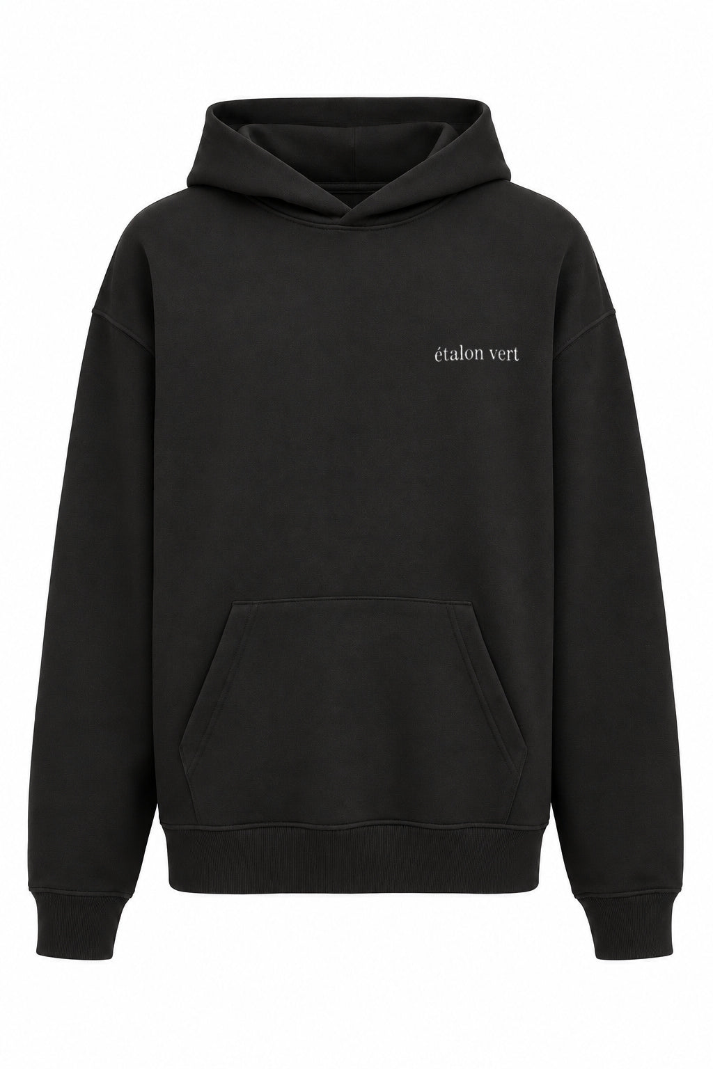 Schwarzer Oversize Hoodie – Vorderansicht, kleines weißes Logo auf linker Brust