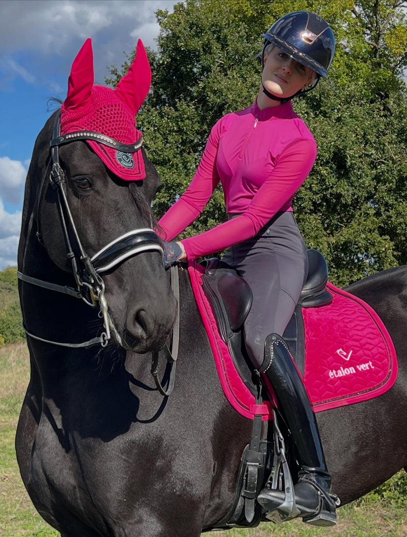 Matching-Look von @louise_frison in Very Berry mit ihrem Pferd