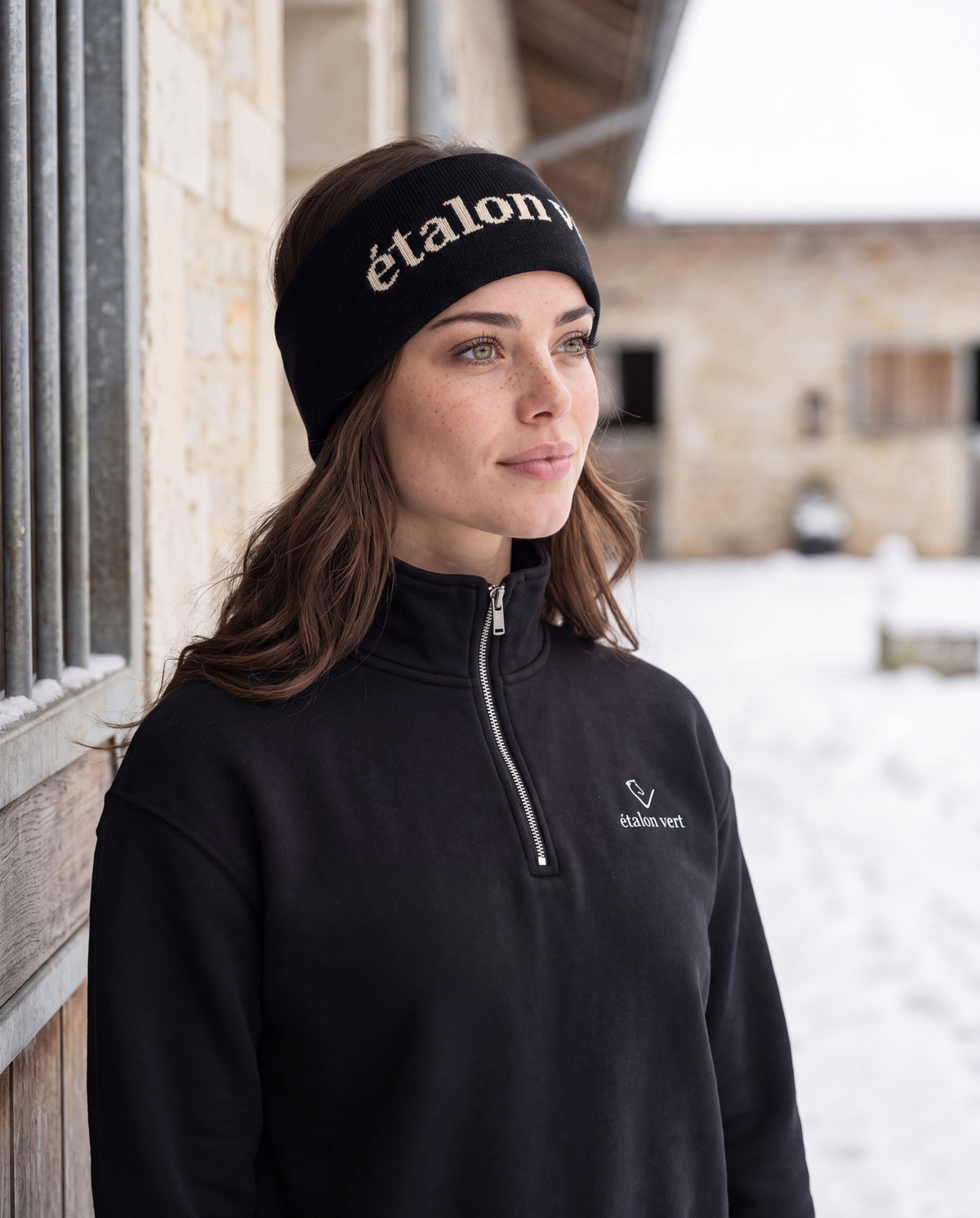 Don Carlos 2.0 Black mit Model Amélie, natürliche Vorderansicht im originalen schwarzen Zip Sweater – KI-Produktvisualisierung