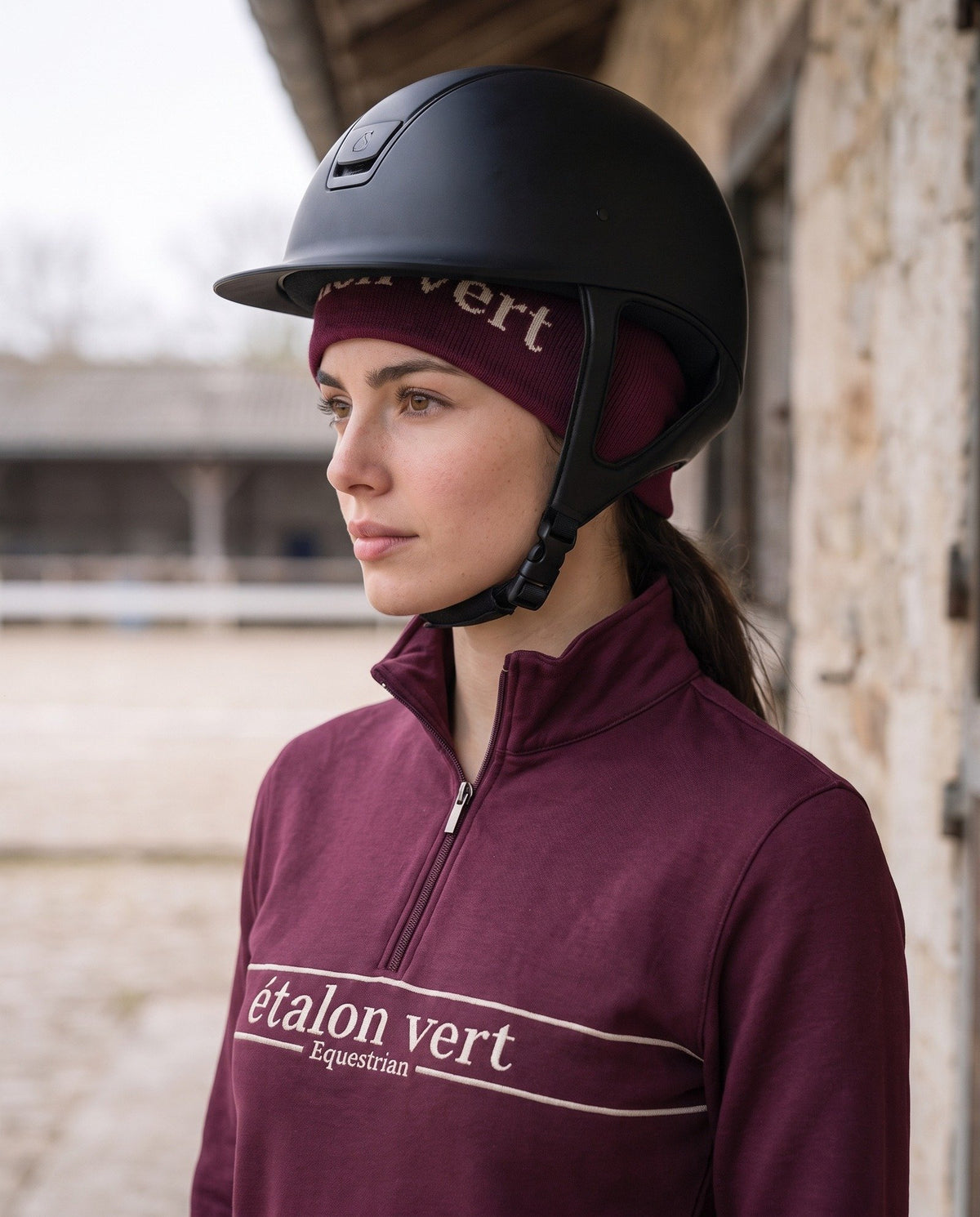 Don Carlos 2.0 burgundy unter dem Reithelm mit alina