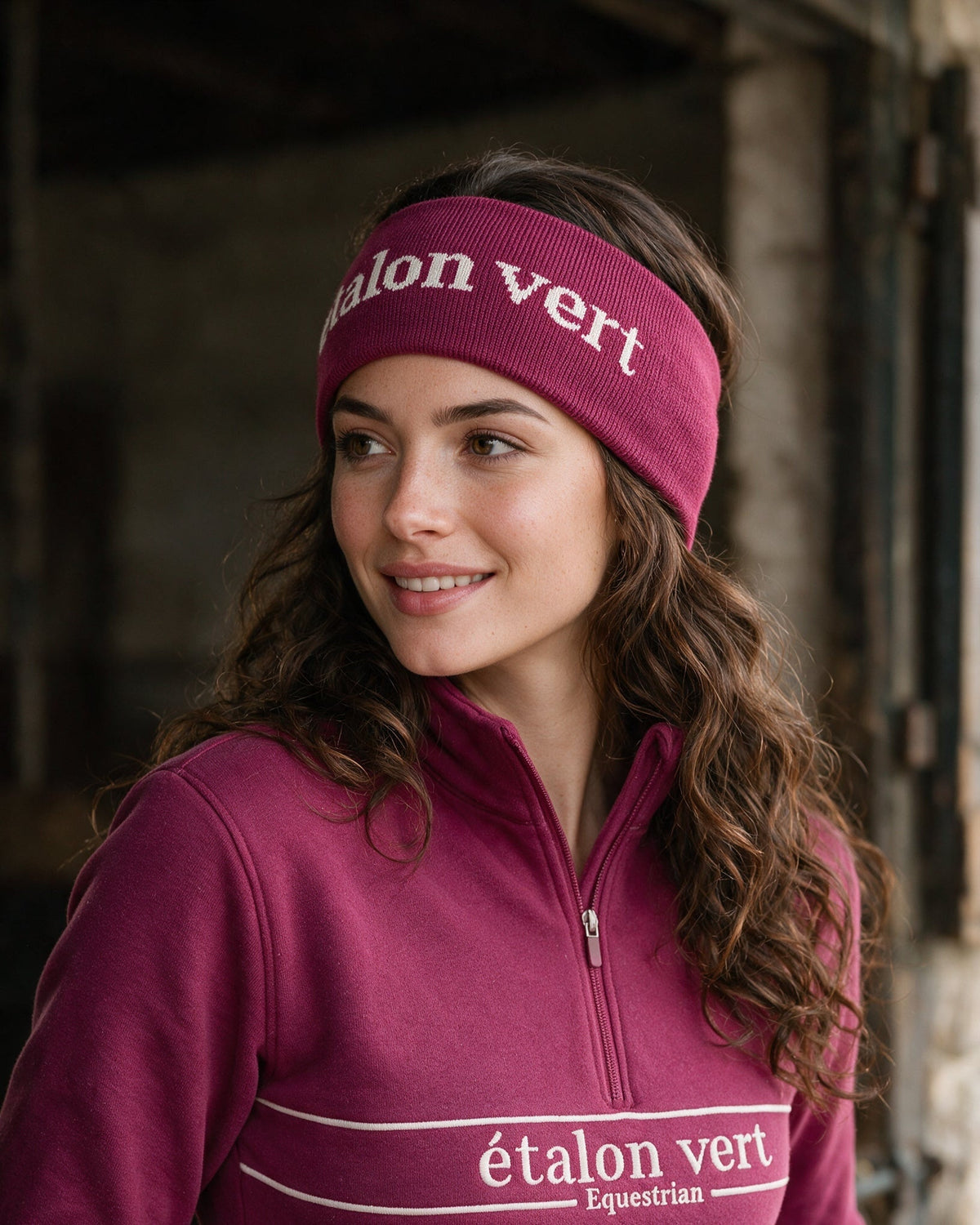 Don Carlos 2.0 Stirnband very-berry am étalon vert Model Sofia, mit passendem eigenen Winteroberteil – KI-Produktvisualisierung