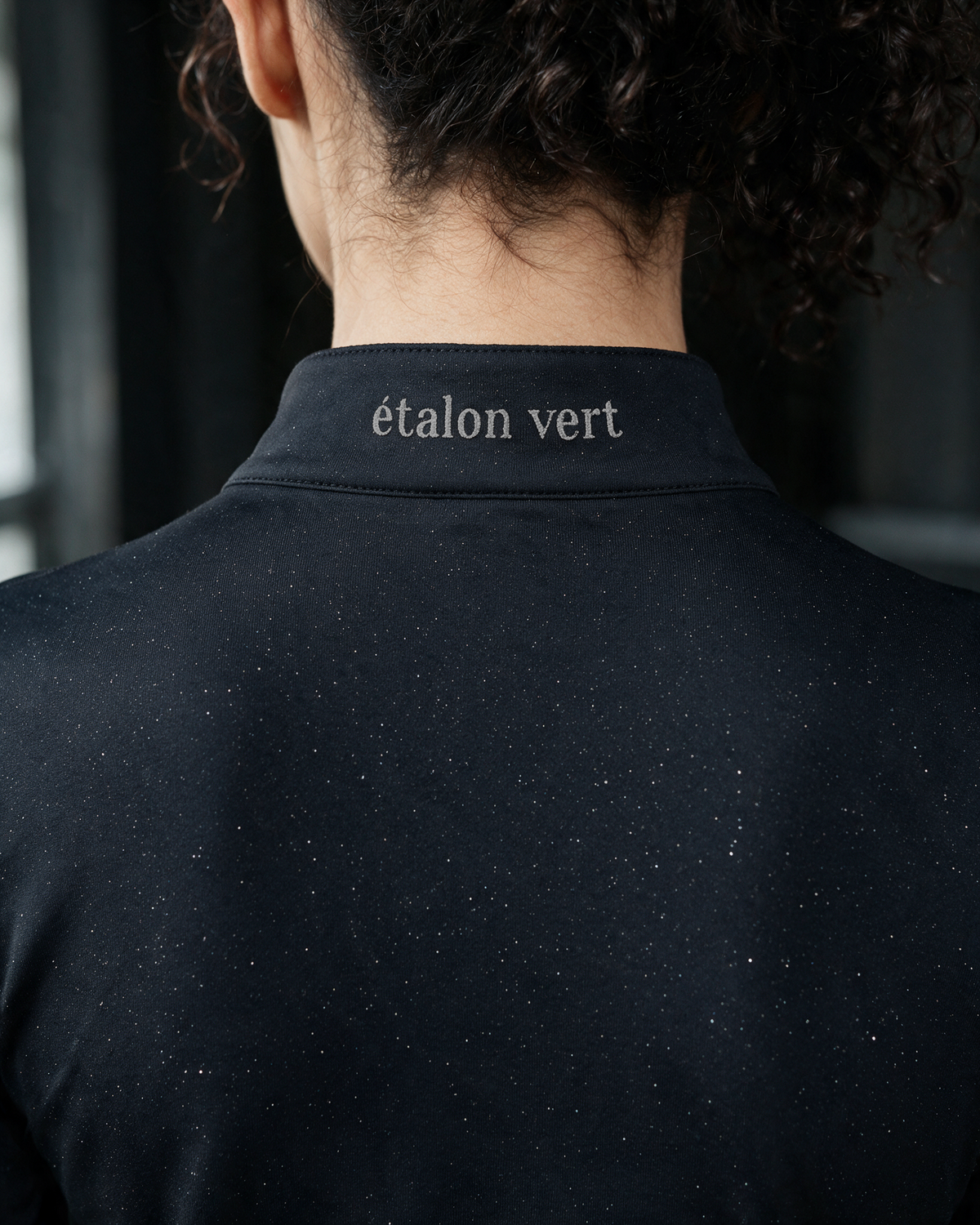 Easy Game Black Sparkle – Kragen und silberne Wortmarke im Detail