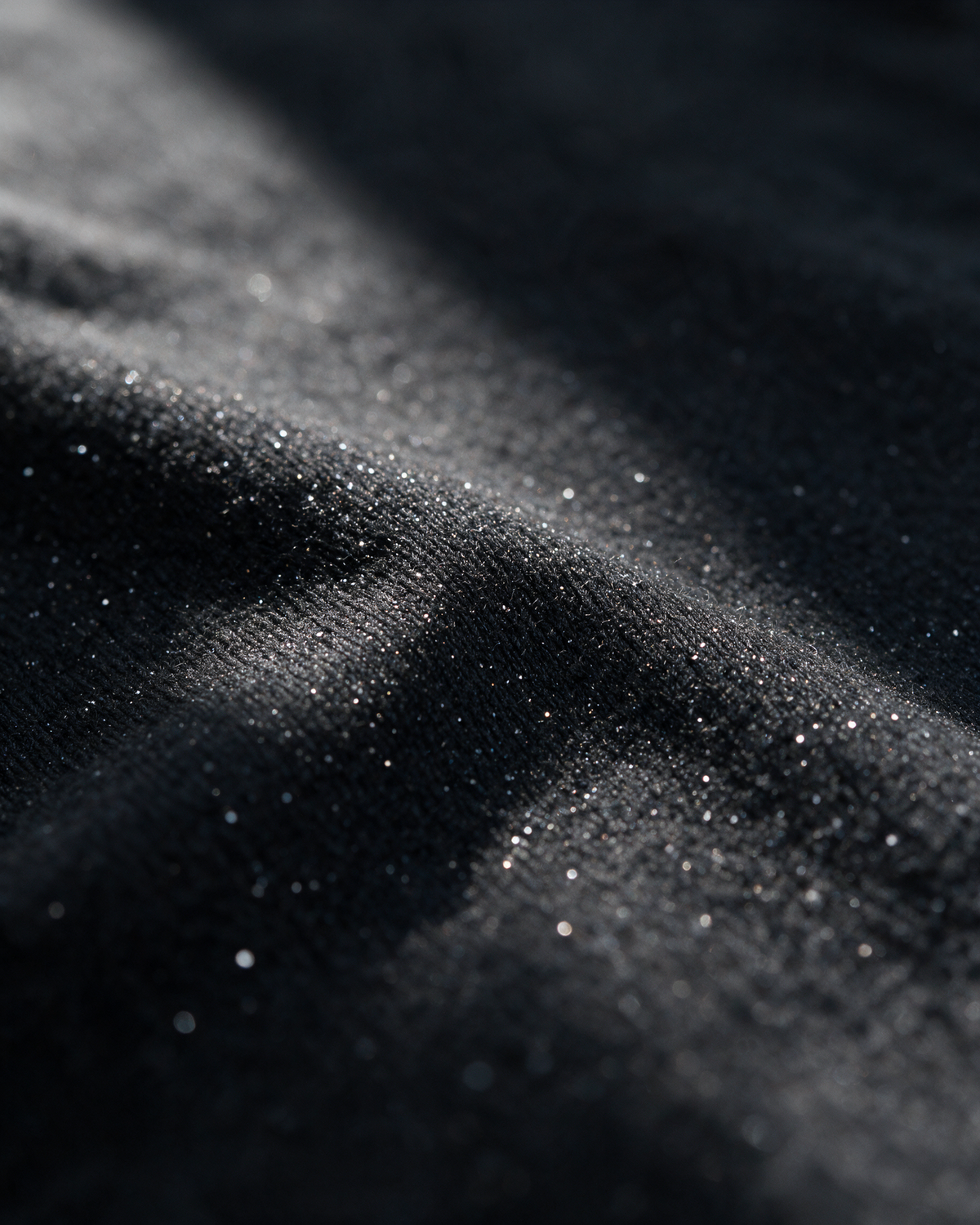 Easy Game Black Sparkle – schwarze Stoffstruktur mit feinem Schimmer im Detail 08
