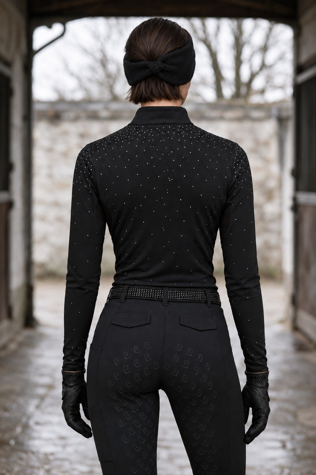 Easy Game Glitter Black – Rückenansicht mit Liv (650-K)