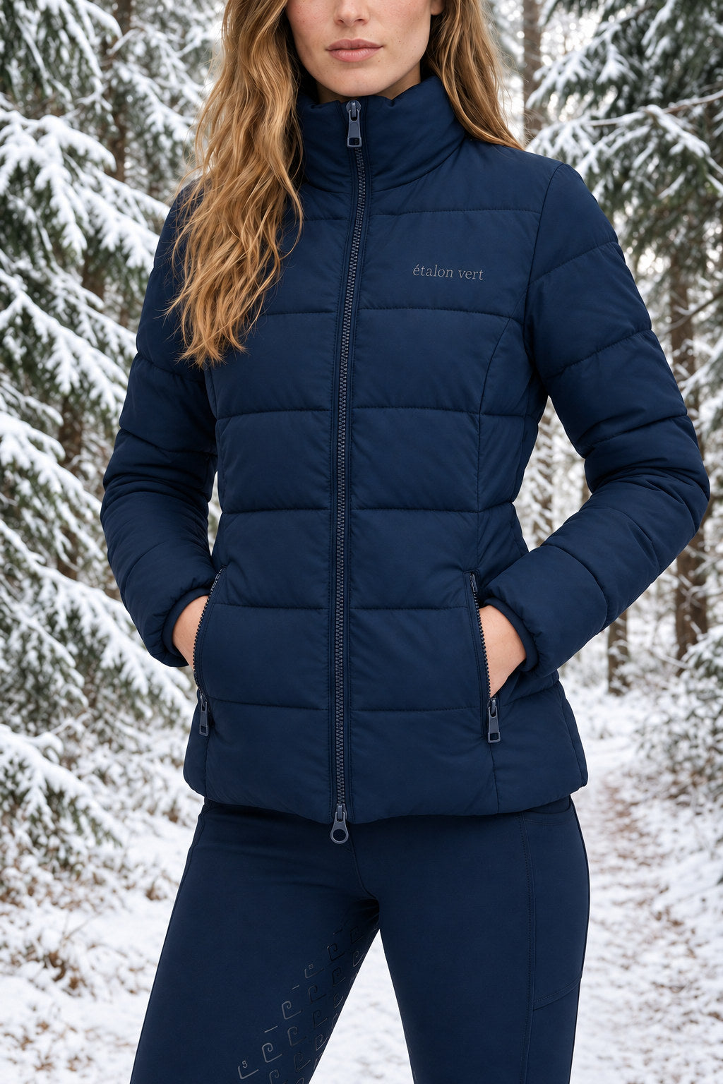 Emerald Steppjacke Navy – geschlossen am einzelnen Model, Vorderansicht