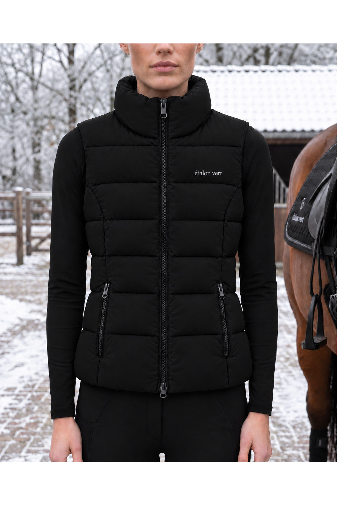 Emerald Weste Black – freigegebene getragene Detailansicht E0571