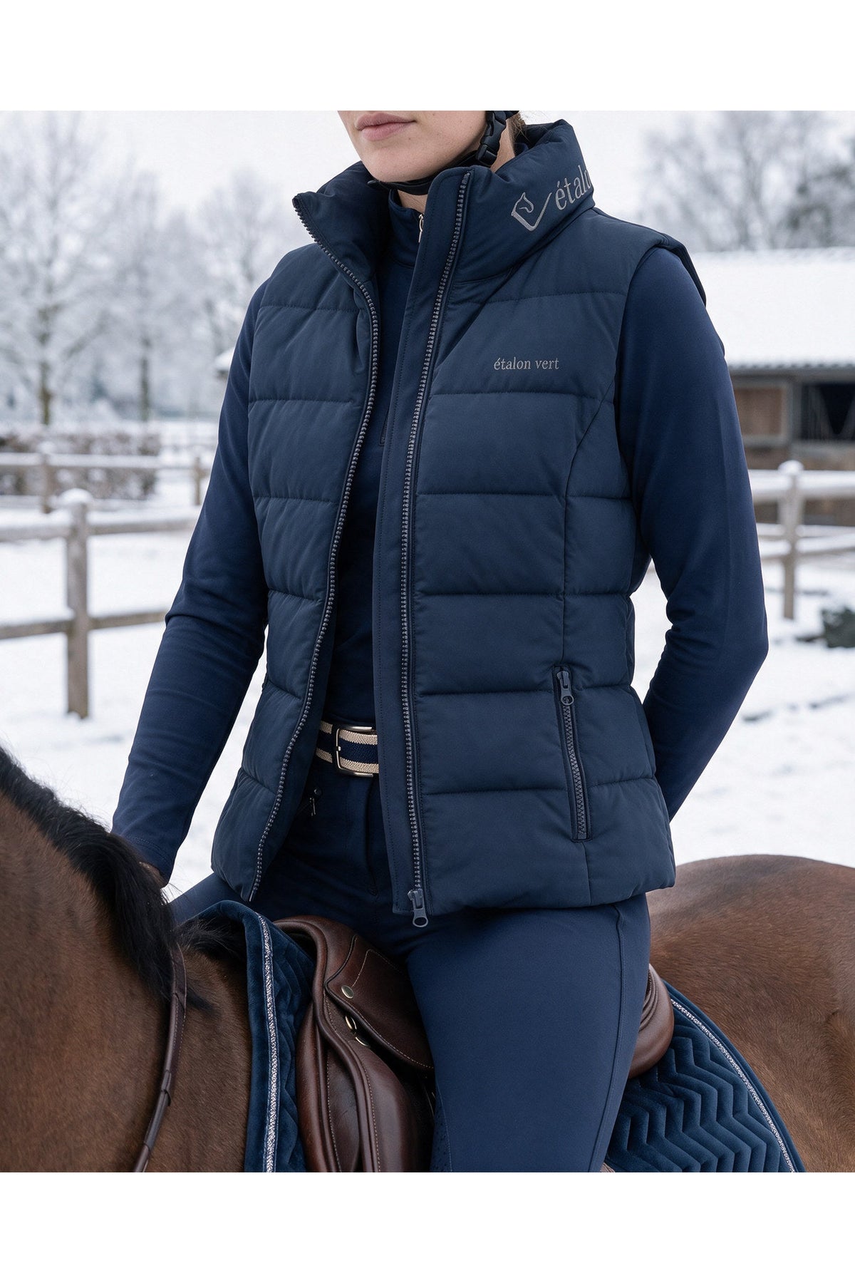 Emerald Weste Navy – getragene Ansicht E0593
