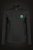 Schwarzes Funktionsshirt des equestrian adventskalender 2026 auf dunklem Hintergrund
