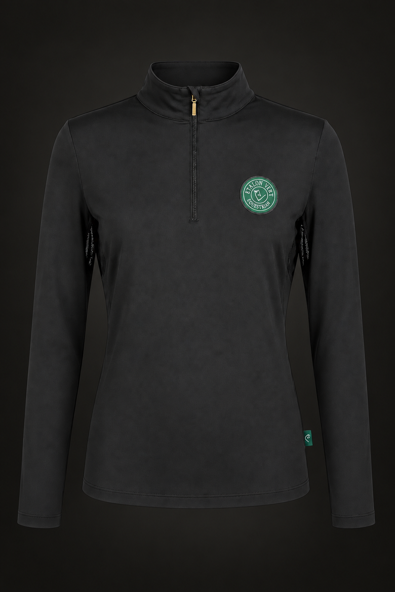 Schwarzes Funktionsshirt des equestrian adventskalender 2026 auf dunklem Hintergrund
