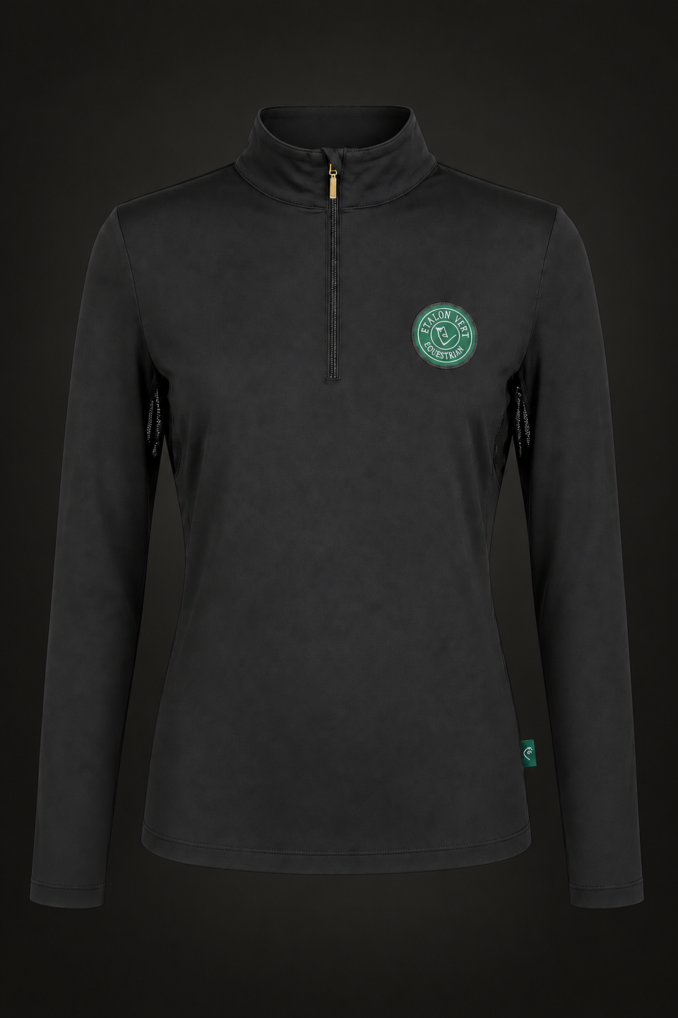 Schwarzes Funktionsshirt des equestrian adventskalender 2026 auf dunklem Hintergrund