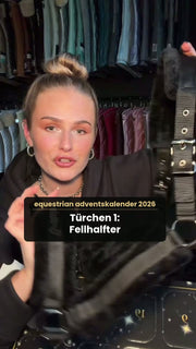 Creatorin zeigt das schwarze Fellhalfter aus dem equestrian adventskalender 2026