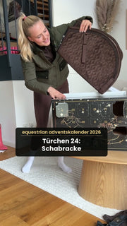 Creatorin packt die braune Schabracke aus Türchen 24 des equestrian adventskalender 2026 aus
