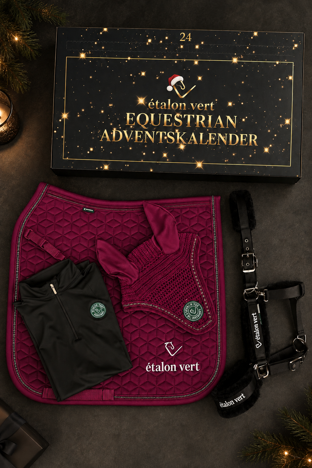 Vier ausgepackte Highlights des equestrian adventskalender 2026 in Very Berry: Schabracke, Fliegenohren, schwarzes Funktionsshirt und Fellhalfter.
