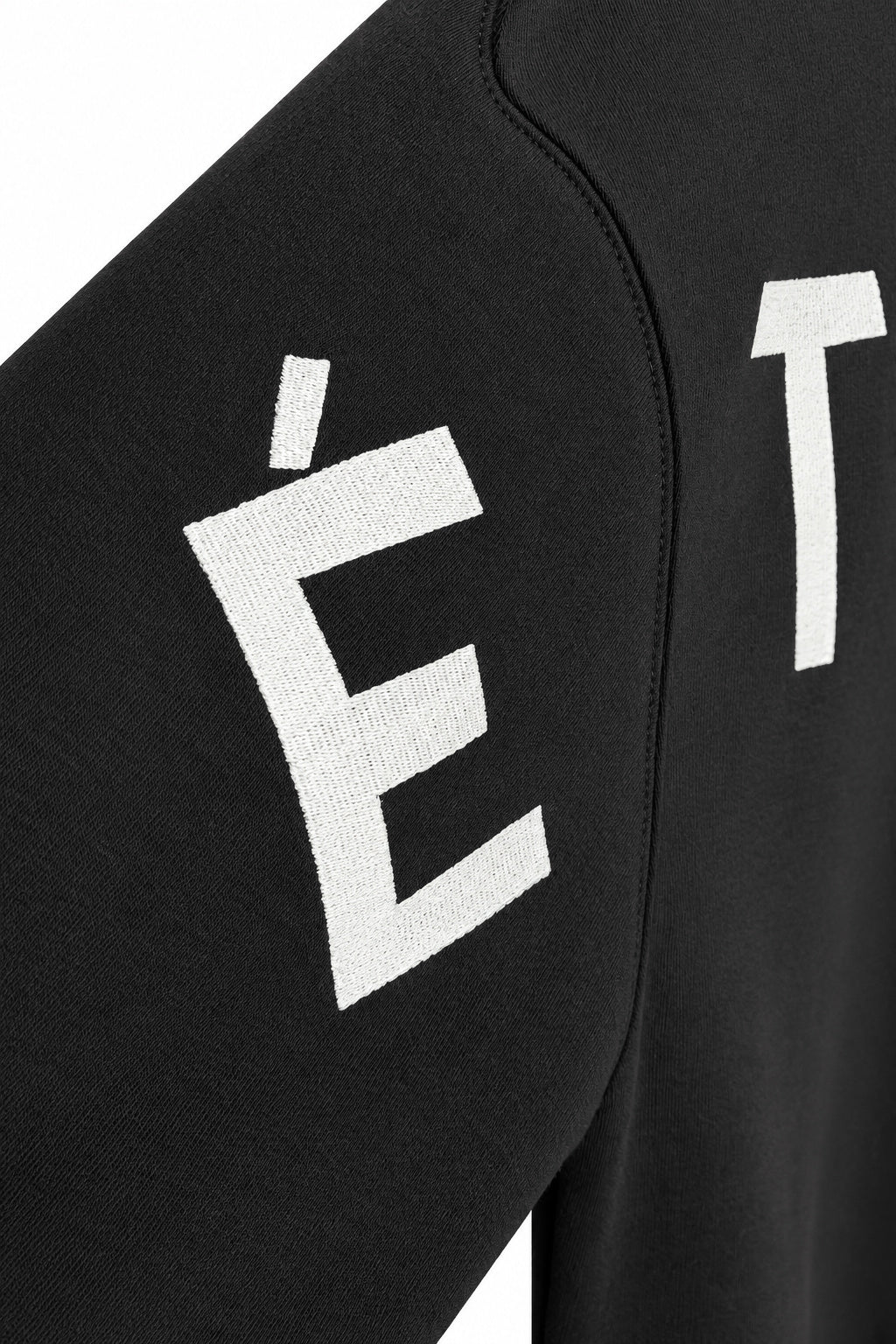 étalon vert – ETALON Letters Sweater Black – Detail der weißen Rückenstickerei