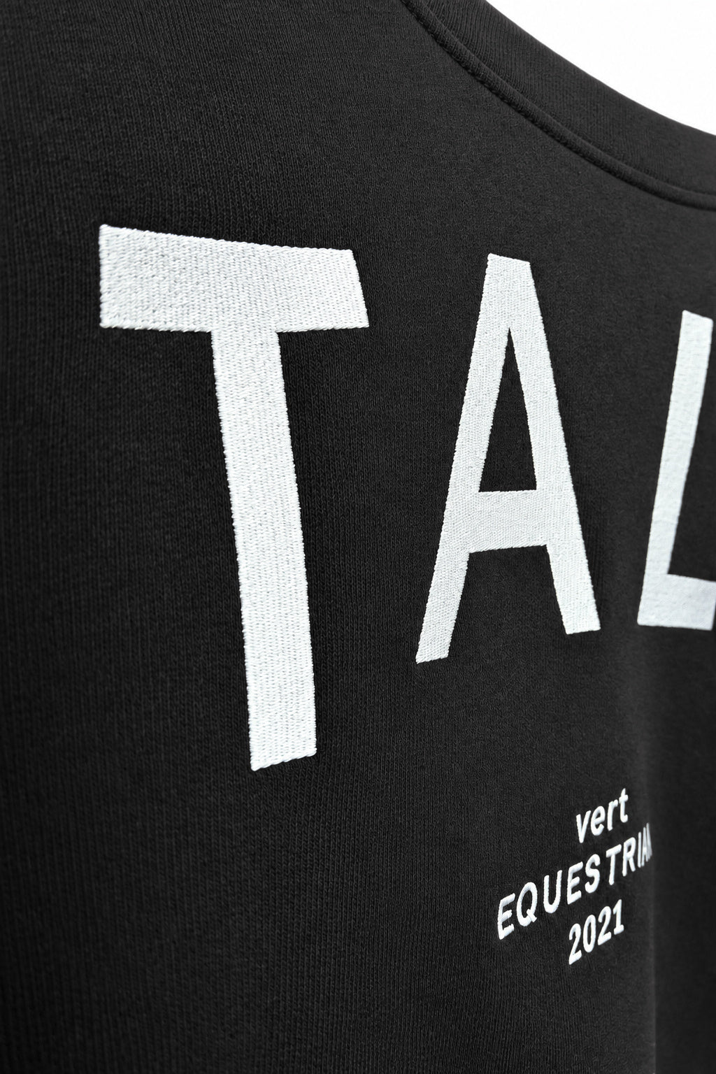 étalon vert – ETALON Letters Sweater Black – Detail der weißen Rückenstickerei