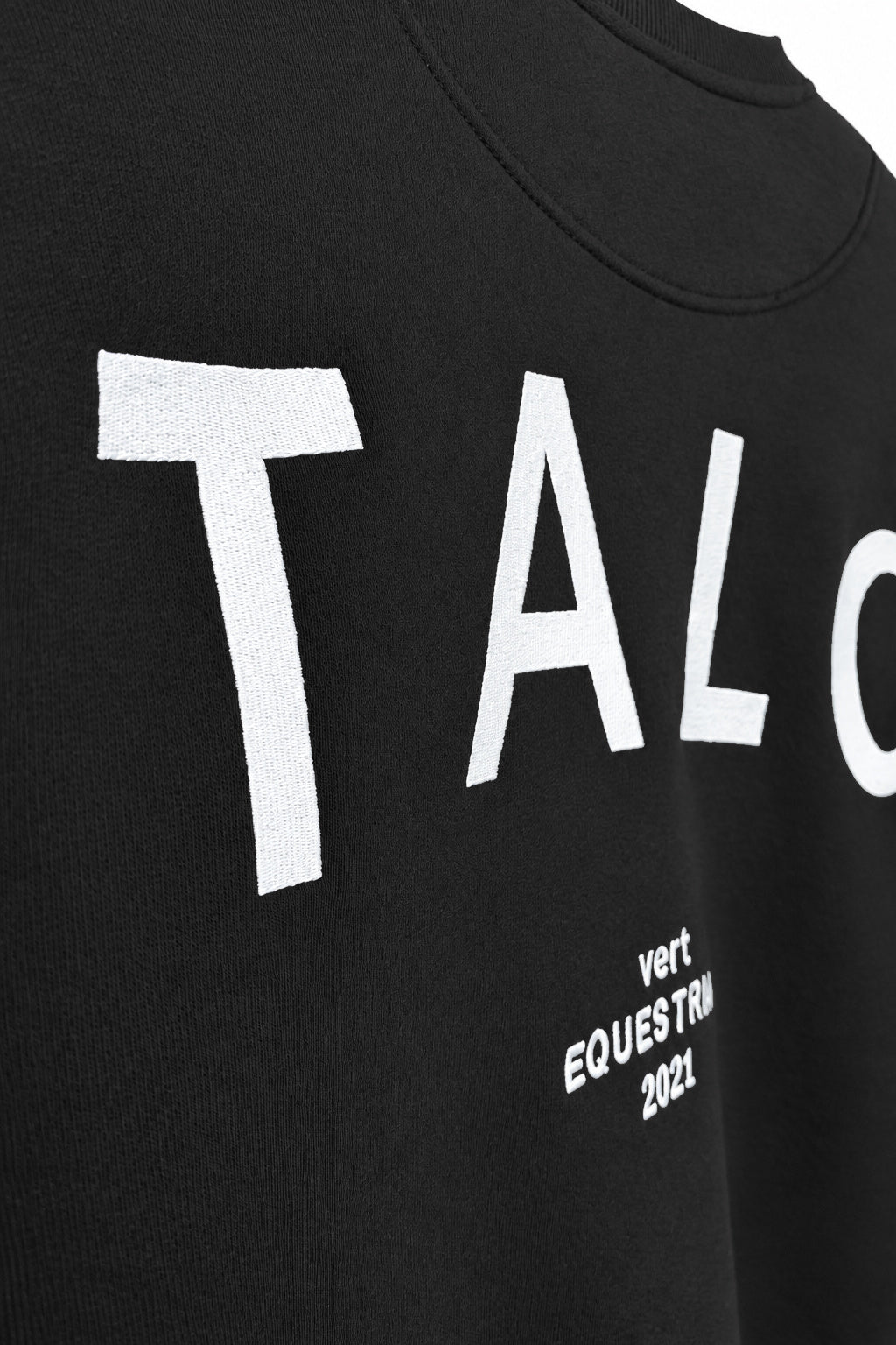 étalon vert – ETALON Letters Sweater Black – Detail der weißen Rückenstickerei