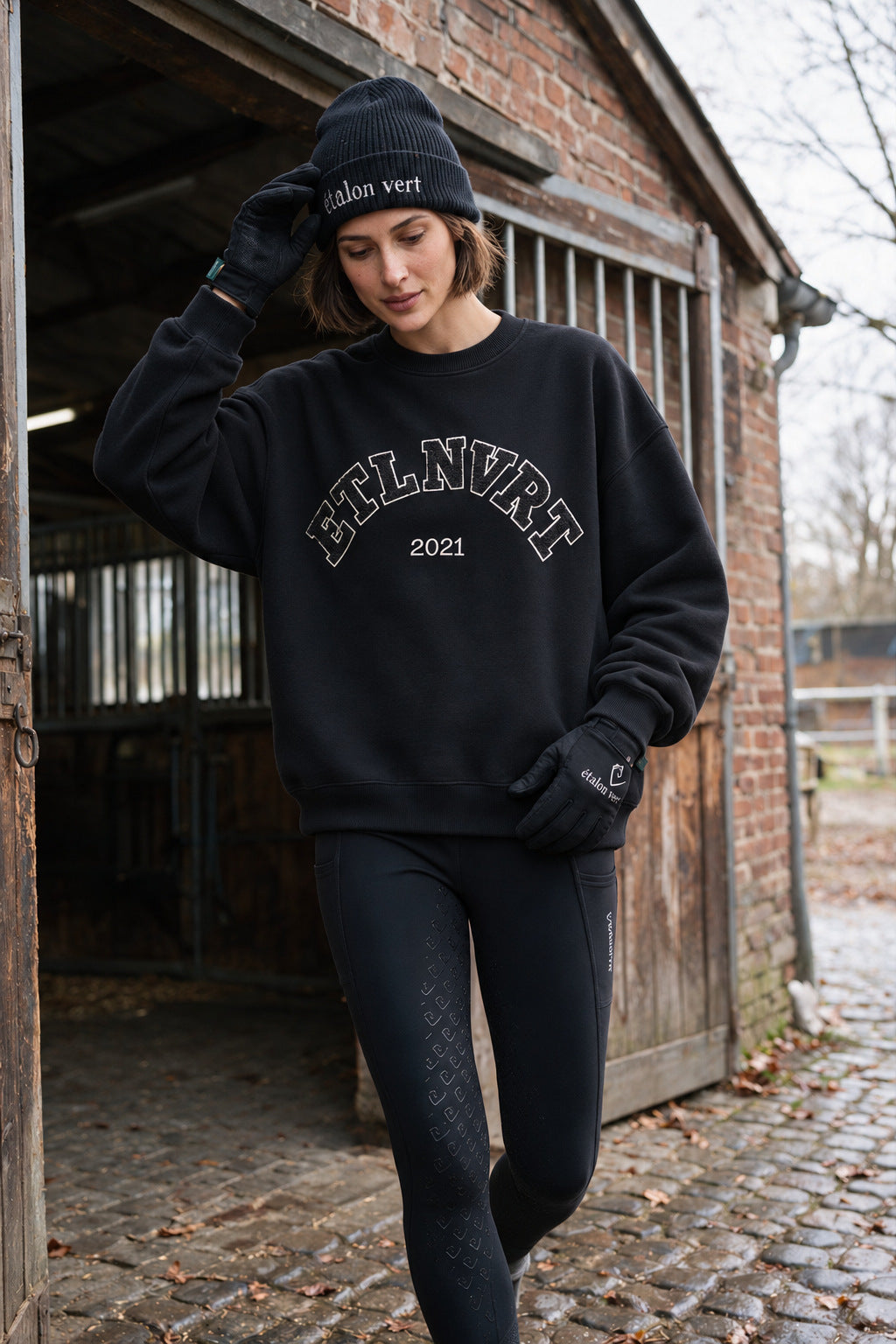 étalon vert – ETLNVRT Sweater Black – Modelansicht vorne mit Chenille-Schriftzug und Rundhals