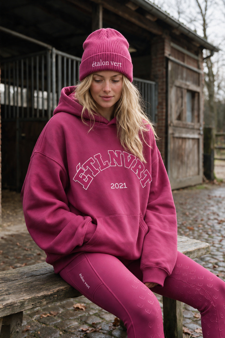 étalon vert – Very Berry ETLNVRT Chenille Hoodie – front hem seated – Celine