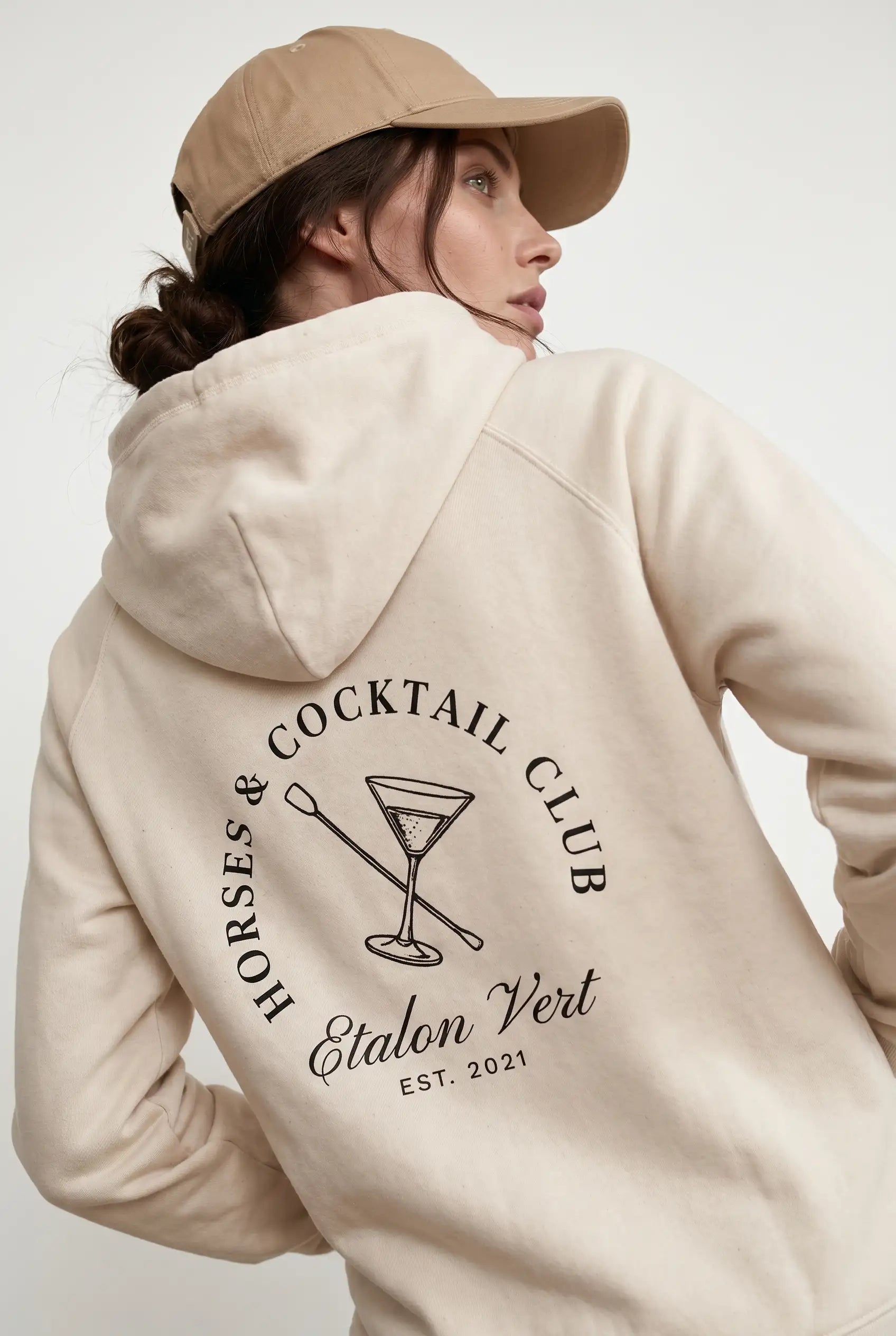 Quaterback 2.0 Normal Fit Hoodie - Horses & Cocktail - Off-White