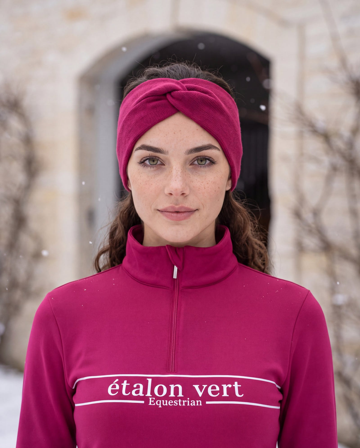 Knot Very Berry mit Sofia – Frontansicht mit mittigem Knoten, KI-Produktvisualisierung
