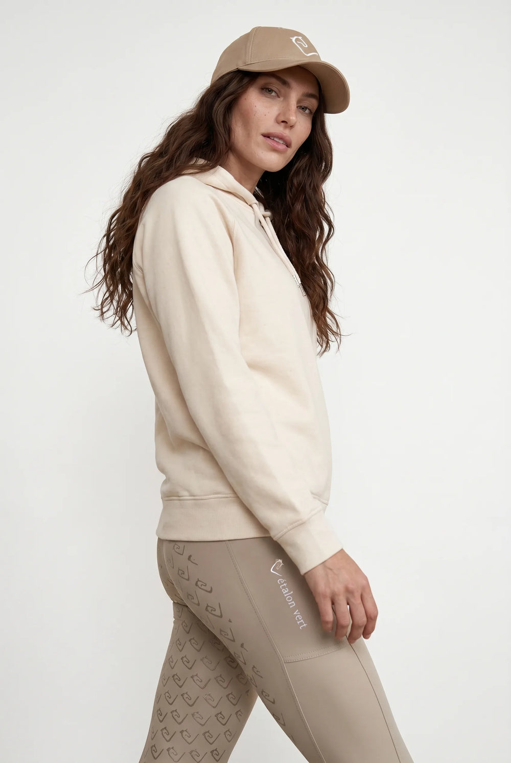 Quaterback 2.0 Normal Fit Hoodie - Horses & Cocktail - Off-White