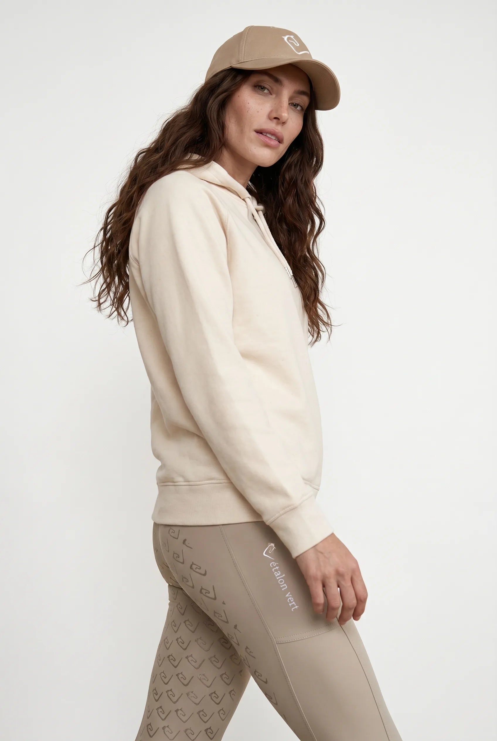 Quaterback 2.0 Normal Fit Hoodie - Horses & Cocktail - Off-White
