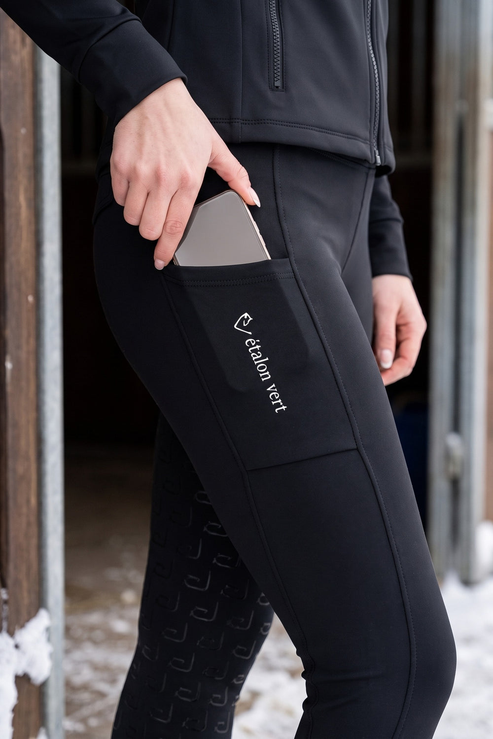 Negro 2.0 Thermo-Reitleggings Black – Handytasche am getragenen Produkt