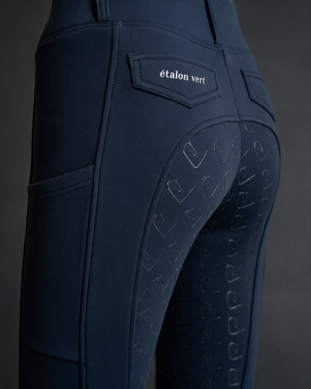 Negro 2.0 Winterreitleggings Navy – Rückendetail, Tasche und Pferdelogo-Grip