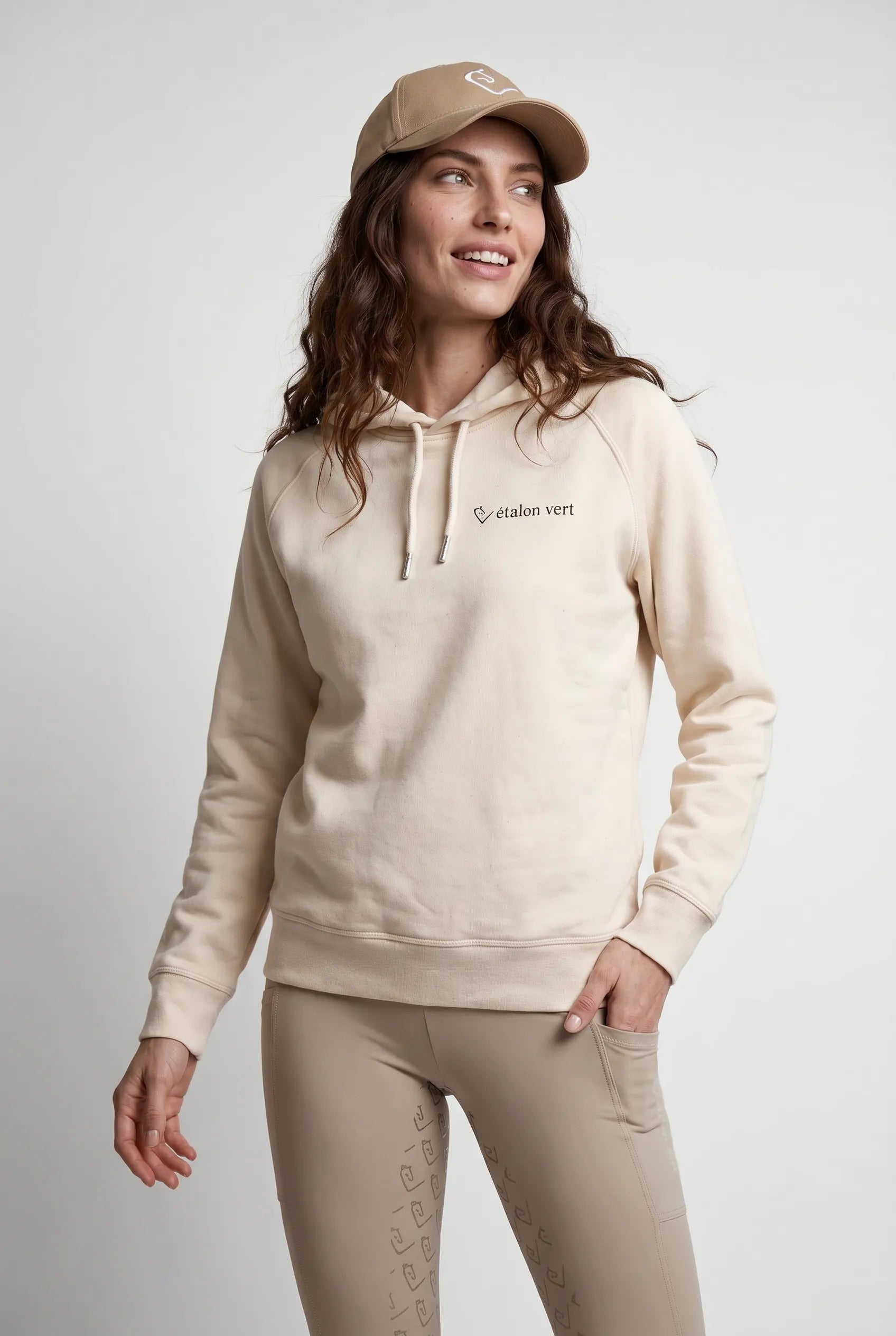Quaterback 2.0 Normal Fit Hoodie - Horses & Cocktail - Off-White