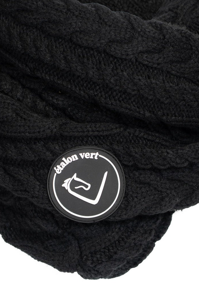 Palomo Rundschal black – Zopfstrick und Badge