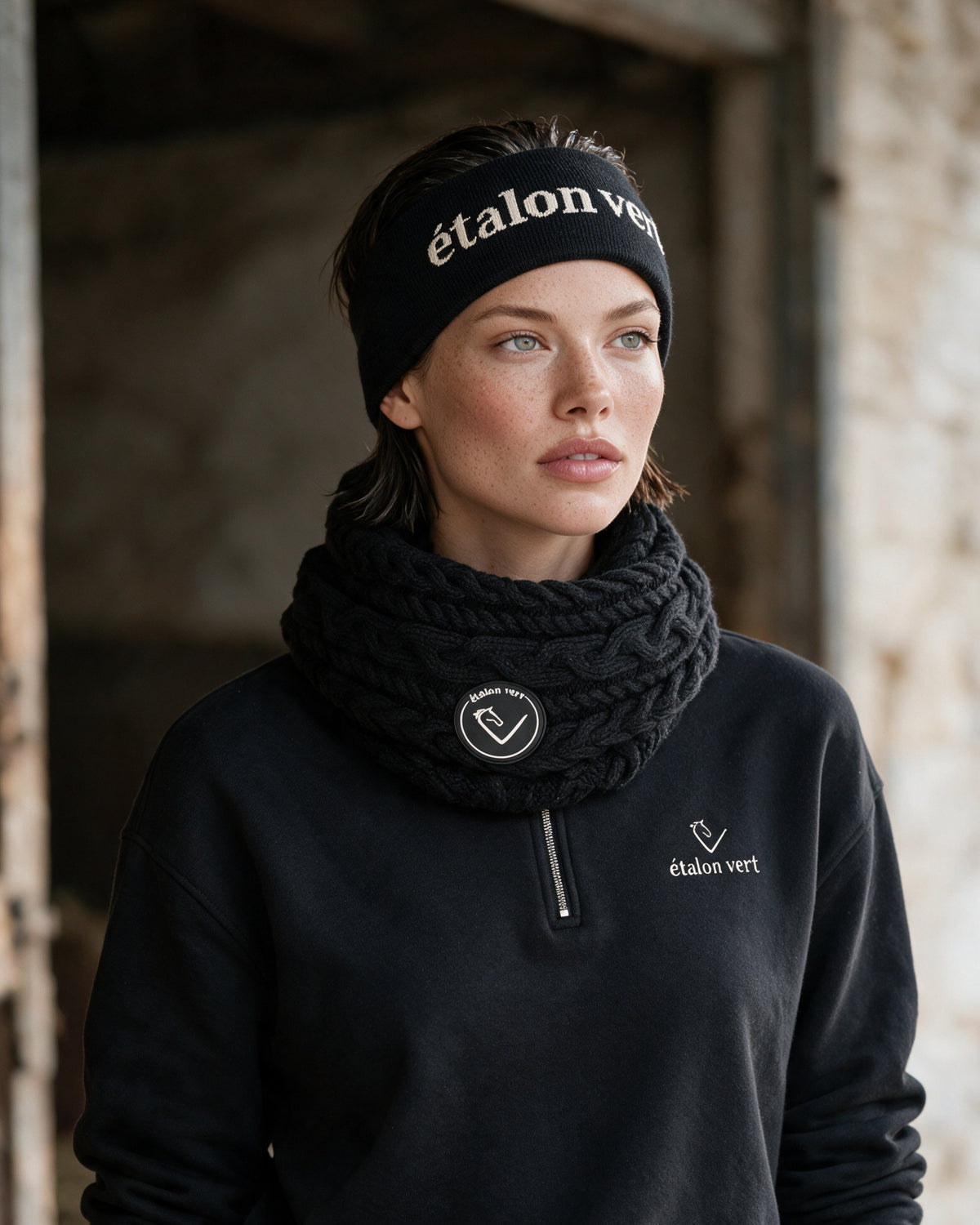 Palomo Loop Schal black am étalon vert Model Liv, mit passendem eigenen Winteroberteil – KI-Produktvisualisierung