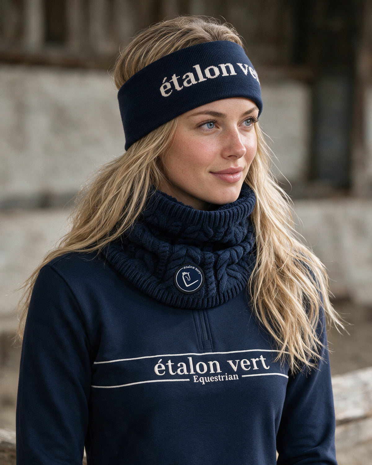 Palomo 2.0 Loop Schal mit Don Carlos Stirnband navy am étalon vert Model Céline, mit passendem eigenen Winteroberteil – KI-Produktvisualisierung