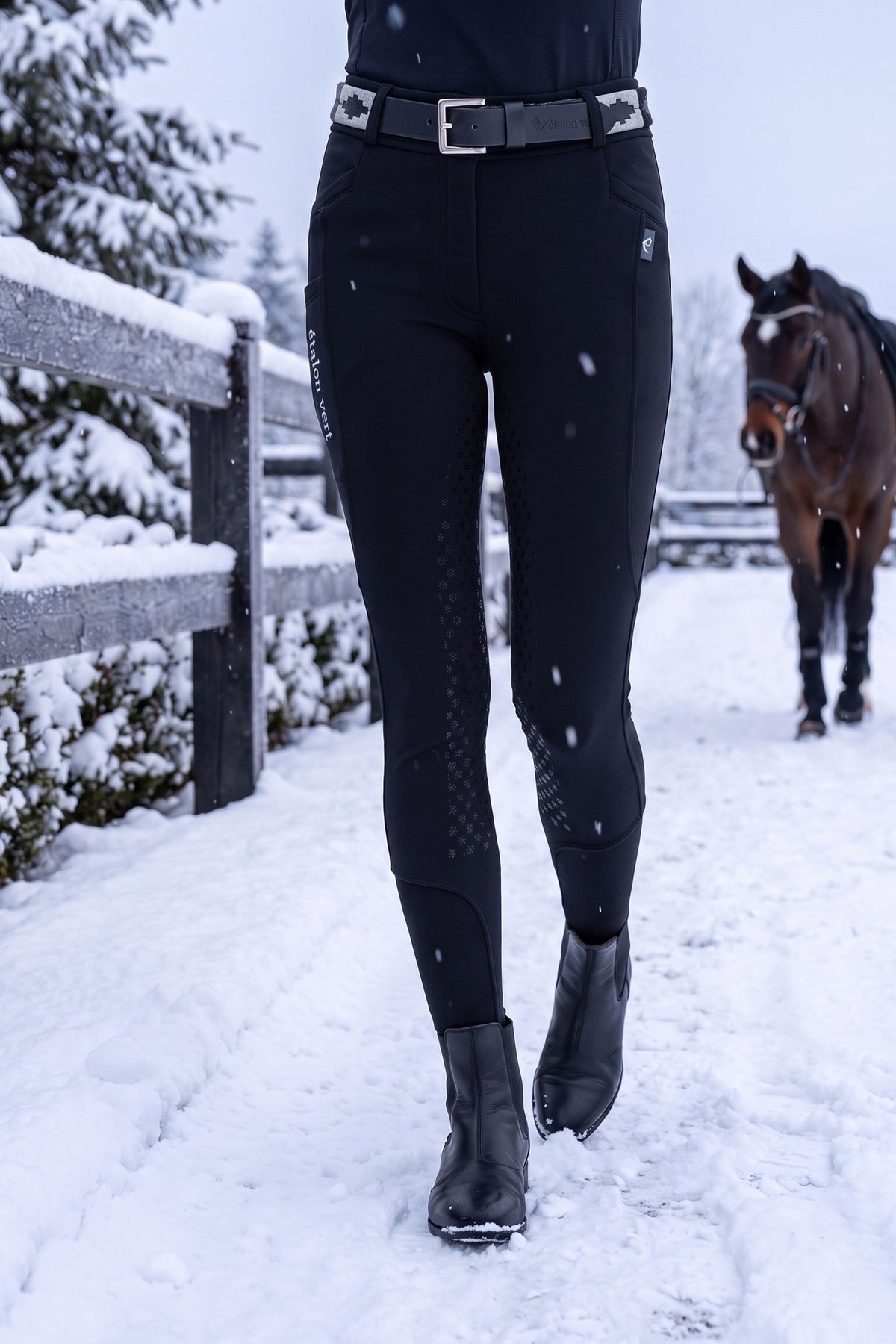 Snow King 2.0 Thermo-Reithose Black – getragen von vorn – Bund und Beinpassform