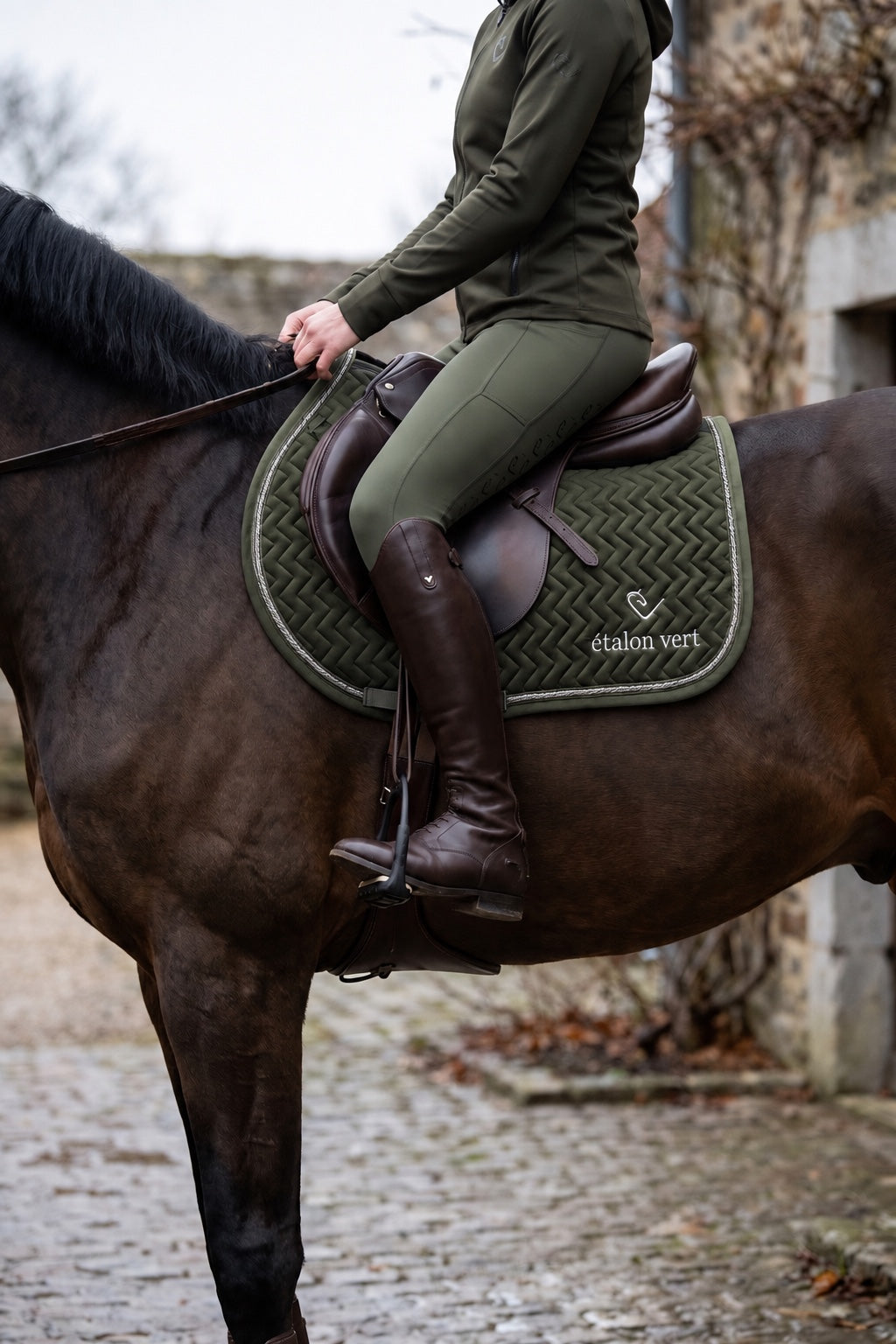 Schabracke Springen Olive Velvet – Reiterin im abgestimmten Oliv-Outfit