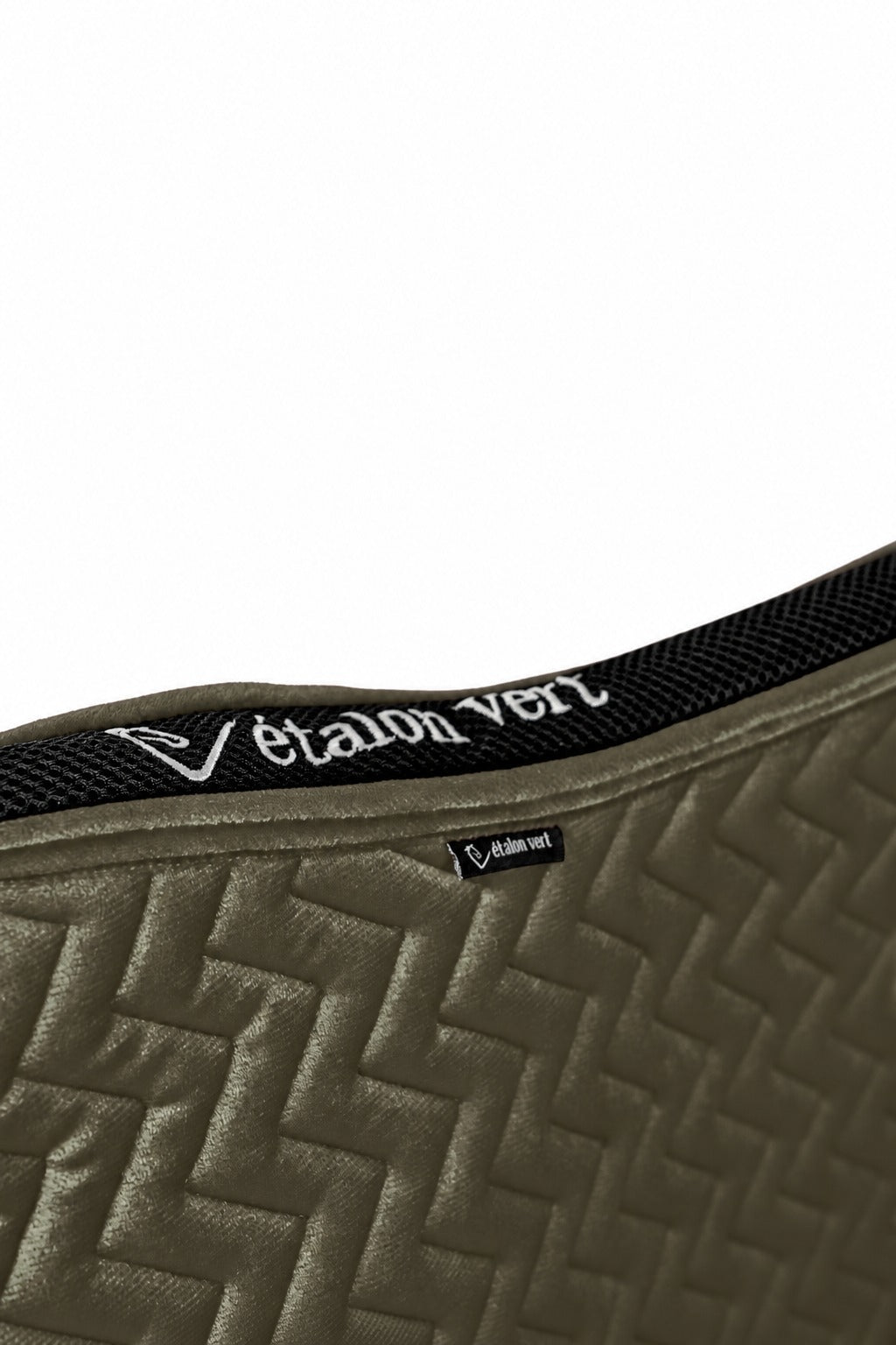 Schabracke Velvet Olive – Mesh-Oberkante und Label