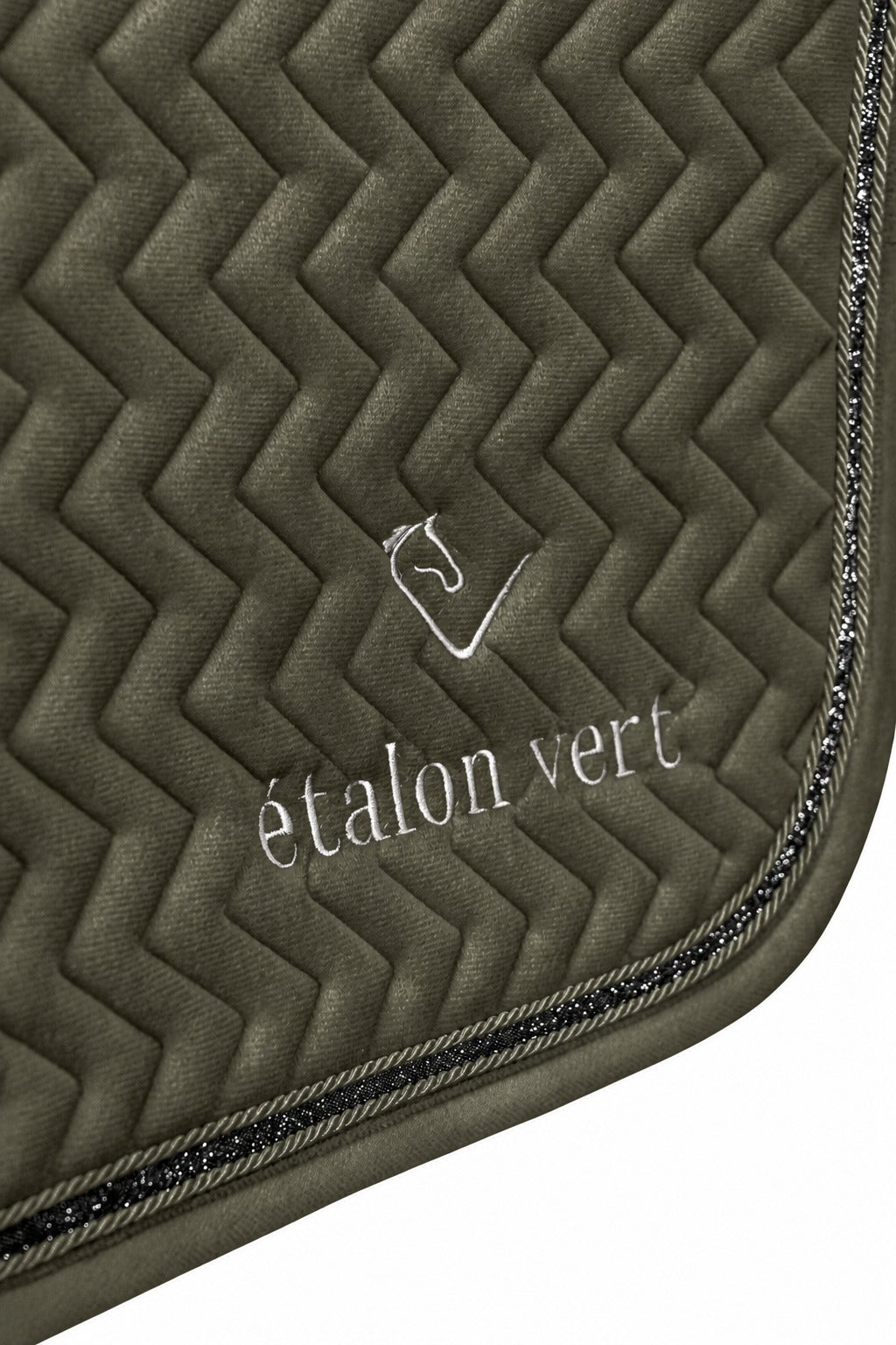 Schabracke Velvet Olive – Sticklogo und Zierkordel