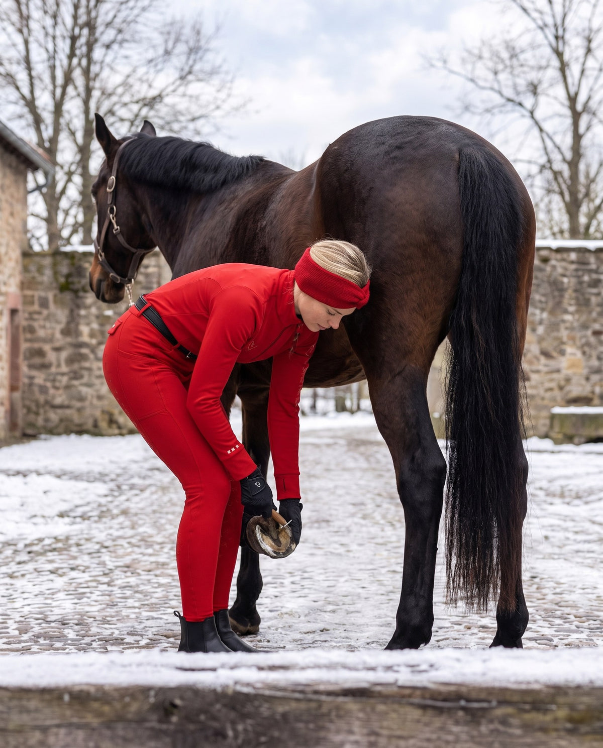 Snowball Thermo Langarmshirt in Red – Modelansicht bei der Hufpflege