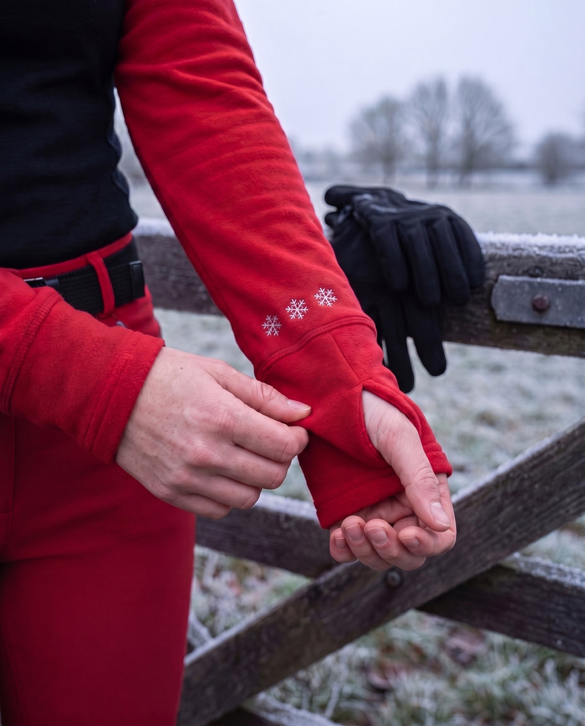 Snowball Thermo Langarmshirt in Red – Detail von Daumenschlitz und Schneeflocken