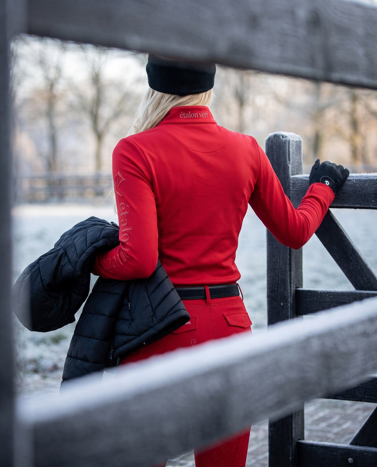 Snowball Thermo Langarmshirt in Red – Rückenansicht im Stall