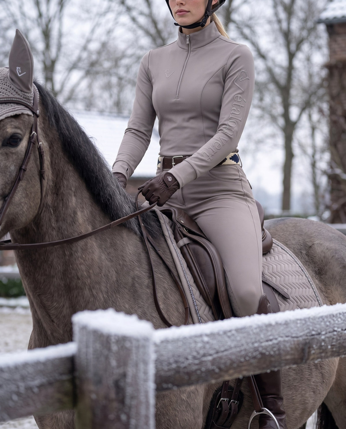 Snowball Thermo Langarmshirt in Taupe – Reitansicht von vorn