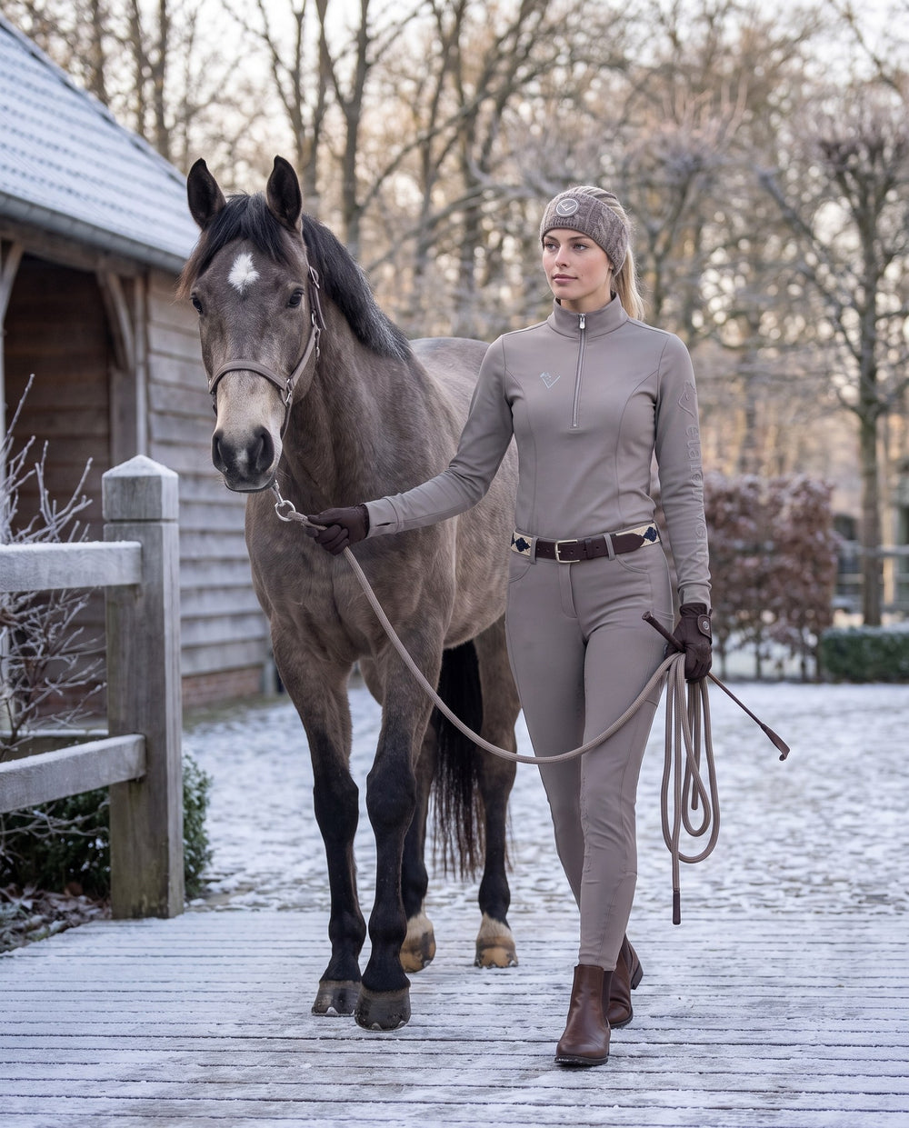 Snowball Thermo Langarmshirt in Taupe – Modelansicht beim Führen des Pferdes