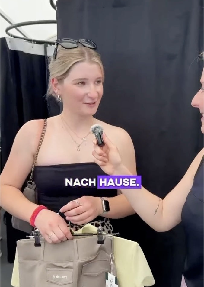 Besucherin zeigt ihre ausgewählten étalon-vert-Teile im veröffentlichten Community-Interview