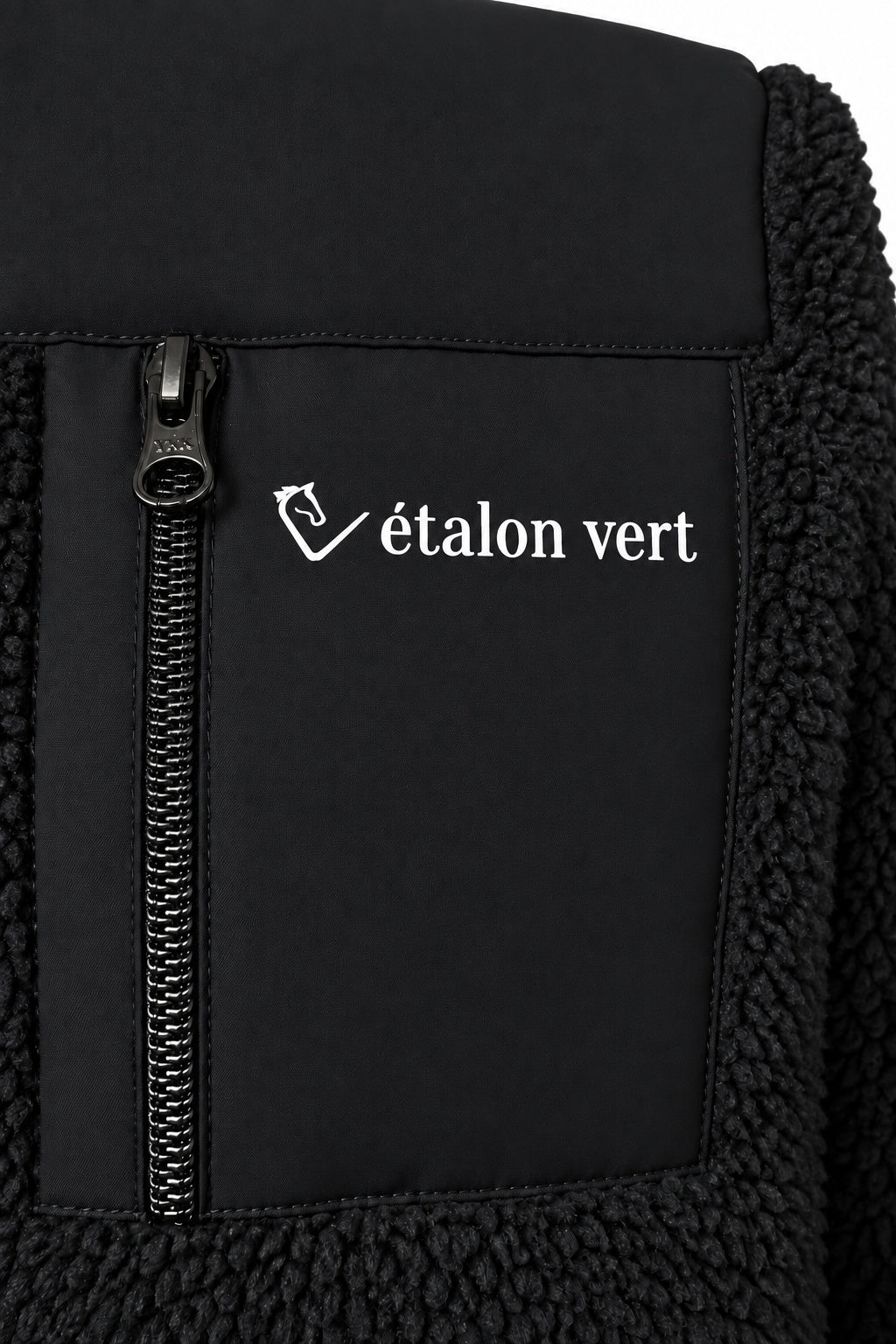 étalon vert Teddyjacke in Schwarz – Detail der Reißverschluss-Brusttasche