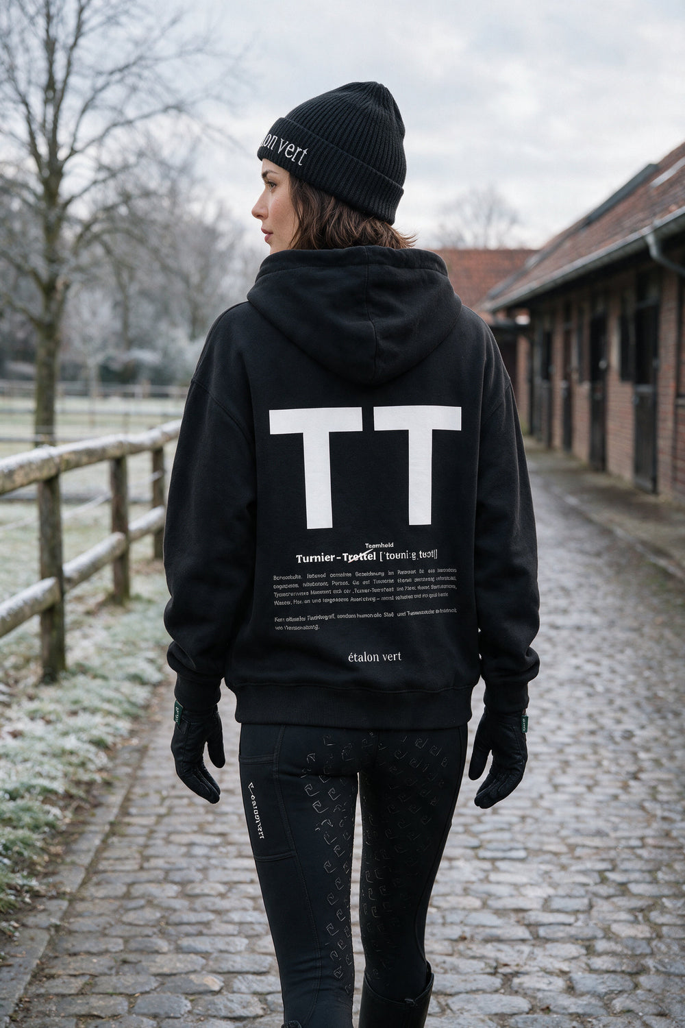 TT Hoodie Black – Frauenlook am winterlichen Reiterhof, Rückenansicht