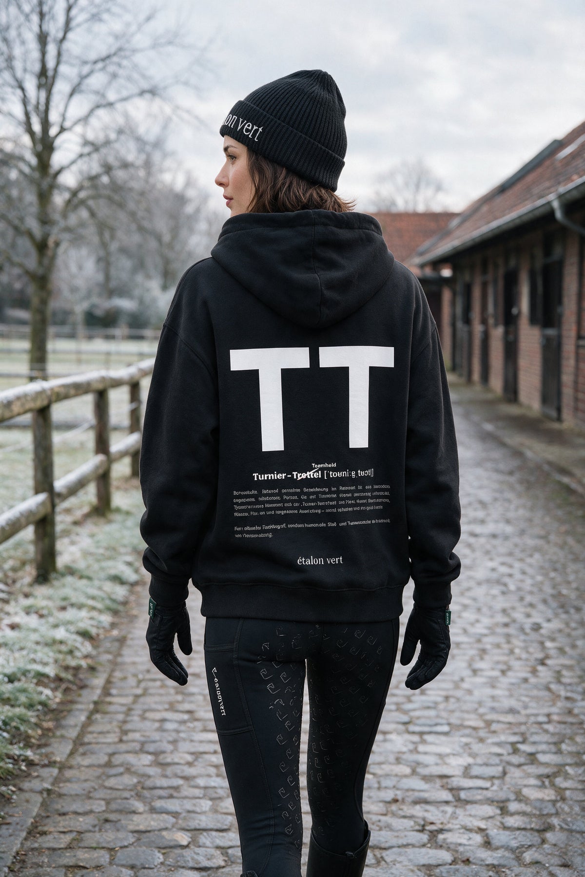 TT Hoodie Black – Frauenlook am winterlichen Reiterhof, Rückenansicht