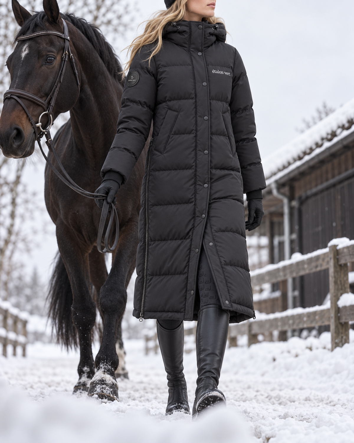 Untouched Winterreitmantel in Schwarz – vollständige Frontansicht beim Winterspaziergang mit Pferd