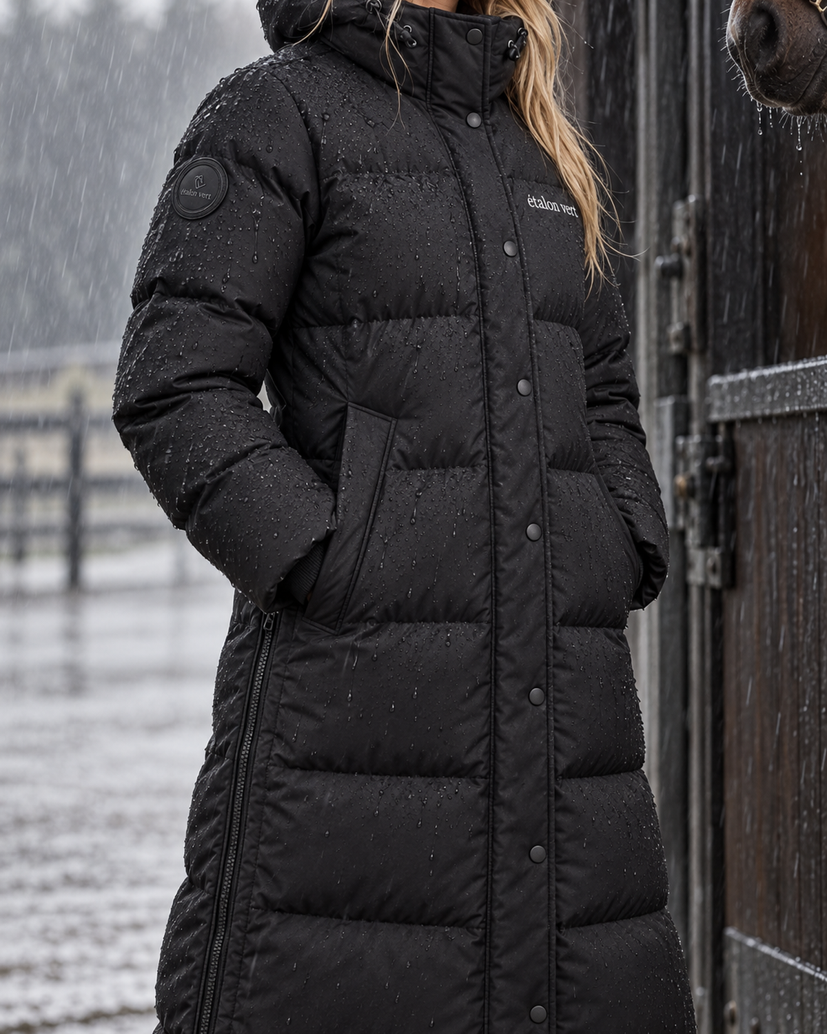 Untouched Winterreitmantel in Schwarz – Material- und Logo-Detail im Regen